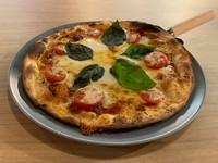 トマト・モッツァレラチーズ・バジルの王道ピザです。コスパ最強！絶品ピザ。