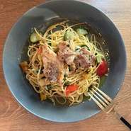 当店のイチオシ！ゴロゴロステーキの乗ったガーリックライス。〆のお食事に！

＊十六穀米使用