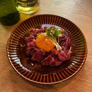 人気断トツ1位！カナダ産の馬肉のユッケ。自家製ダレが絶品です！