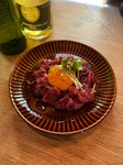 人気断トツ1位！カナダ産の馬肉のユッケ。自家製ダレが絶品です！