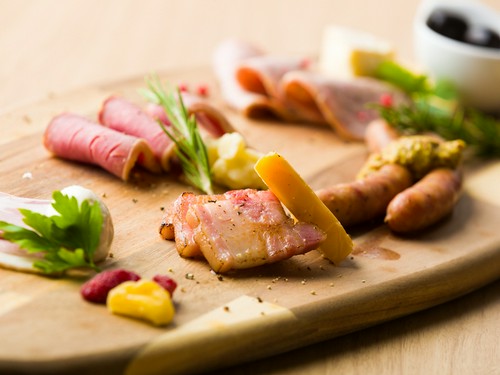 「田尻ハム」など、大崎ならではの肉バルメニューも用意