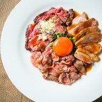 人気の肉の創作料理の盛り合わせ