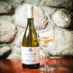 引き締まったドライさが魅力のシャブリをグラスでもどうぞ