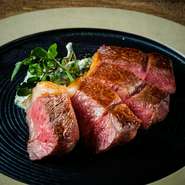 国産牛＆黒毛和牛のステーキ、肉寿司、生ハムのサラダ、トリュフ風味のフレンチフライなど贅沢気分！