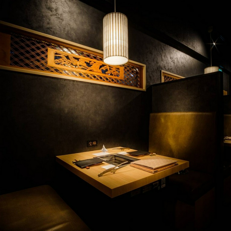 「日常から離れた旅先の旅館」をコンセプトにした落ち着いた空間