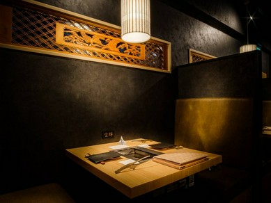 「日常から離れた旅先の旅館」をコンセプトにした落ち着いた空間