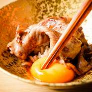 厳選された黒毛和牛のサーロインを薄くスライス
サッと炙ってお米を包み、極上の卵黄と自家製ダレにつけて召し上がれ
