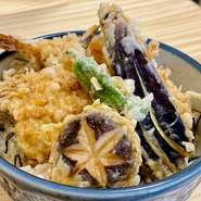 揚げたて天ぷらに自家製甘辛タレが染み込み何度も食べたくなるおいしさです。