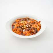 老酒舗自家製の麻婆豆腐。通常は豚のそぼろを入れますが、この麻婆豆腐は食べ応えを出すため、牛肉を一口サイズにカットしております。牛肉のさっぱりした旨味と麻婆のコラボレーションをお楽しみください。
