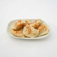 自家製のもちもち水餃子に焼き目をつけた本場中国の焼き餃子。