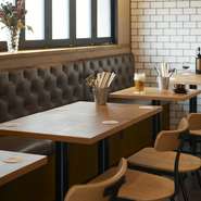 色味を抑えたシックな内装がくつろぎの時間を演出するこちらのお店。気軽なランチにも、くつろぎのカフェタイムにもぴったり。バラエティ豊かなお酒やフードをいただきながら、スポーツ観戦も楽しめます。