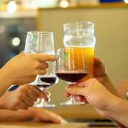 多彩なお酒やフードを楽しめるだけでなく、スポーツ中継を見ながら仲間と盛り上がれるのも【pub＆kitchen 23STAND】の魅力。ビールやハイボールはもちろん、カクテルやワインも充実しています。