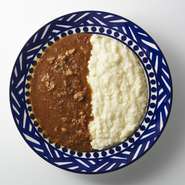 じっくり煮込んだチキンカレーにイタリア料理の定番・リゾットを合わせました。トマトベースのコク深い味わいは、〆の一品にぴったり。好みのドリンクと一緒に、“おつまみ”として楽しむのもオススメです。