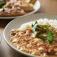ヘルシーで栄養豊富なラム肉を使ったこだわりの麻婆豆腐です。ランチタイムの人気メニューは、程よい辛さがクセになるおいしさ。週替わりメニューに登場したら、ぜひオーダーしたい一品です。