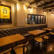 オープンからクローズまで、訪れるゲストをあたたかく迎えてくれる【pub＆kitchen 23STAND】。壁にユニフォームが飾られているように、店内設置のモニターでスポーツ観戦も可能。思わずお酒も進みます。