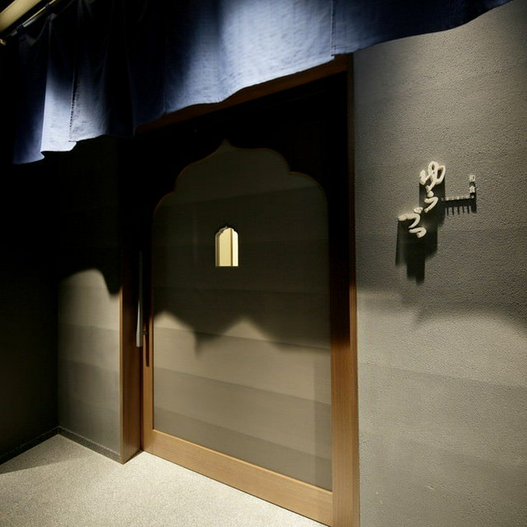 ひっそりと静かに佇み高級感漂う和食料理店