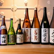 料理に合わせ、リクエストにも応えられるような日本酒が揃っています。そのどれもが、料理長が太鼓判を押す各地の地酒。夏や冷酒、秋から冬にかけては熱燗にするなど、おいしい呑み方も教えてもらえます。