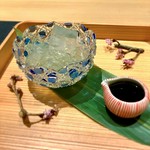 食後のデザートにおすすめでございます。吉野葛を使用し、ご注文いただいてからイチからお作りいたします。もっちりとしながらも噛み応えのある食感をお楽しみいただけます。