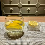 菊正宗辛口に凍らせたせとだレモンを入れた日本酒カクテル