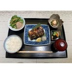 当店自慢の炭火焼で仕上げております。

【内容】
炭火焼魚・小鉢・サラダ・ご飯・漬物・味噌汁・デザート