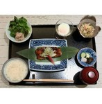 当店自慢の炭火焼で仕上げております。

【内容】
鶏照り炭火焼き・温玉・小鉢・サラダ・ご飯・漬物・味噌汁・デザート