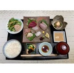 料理長自ら仕入れる鮮魚を使った刺身盛はその日良いものを日替わりで・・・

【内容】
刺身5点盛・小鉢・サラダ・ご飯・漬物・味噌汁・デザート
