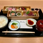 ゆうづつランチ定番の御膳はこちら！

【内容】
ローストビーフ・焼魚・お刺身・日替わり2点盛・ご飯・漬物・味噌汁・デザート