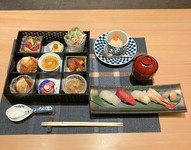 "ゆうづつ"の料理を少量ずつお楽しみいただけます。
各種お集まりにもおすすめでございます。
・日替わり小皿9種
・食事（握り寿司4貫、味噌汁）
・デザート（水菓子）