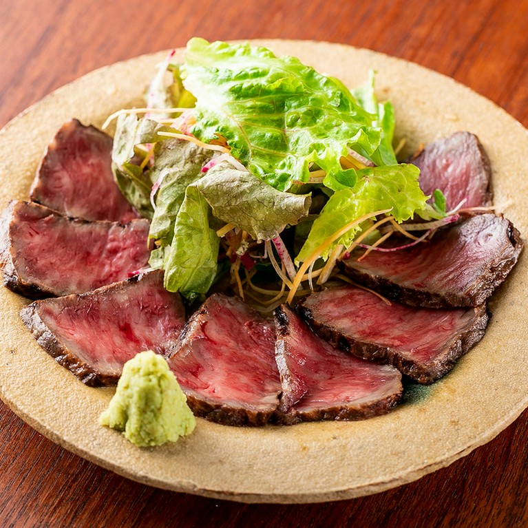 A4以上の国産黒毛和牛モモ肉のみを使用した『ローストビーフ』