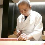 30年間、料理と一途に向き合い続けている料理人。足を運ばれる方を大切に思い「お客様の立場となり細やかな気配りをもって、一組一組ごとに丁寧な接客をさせていただいております」と、話します。
