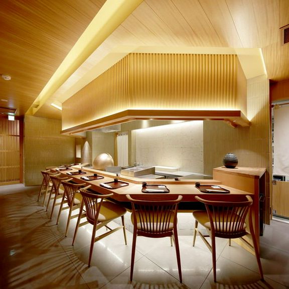 食事しながら料理人の姿を望めるカウンター席のみ設置