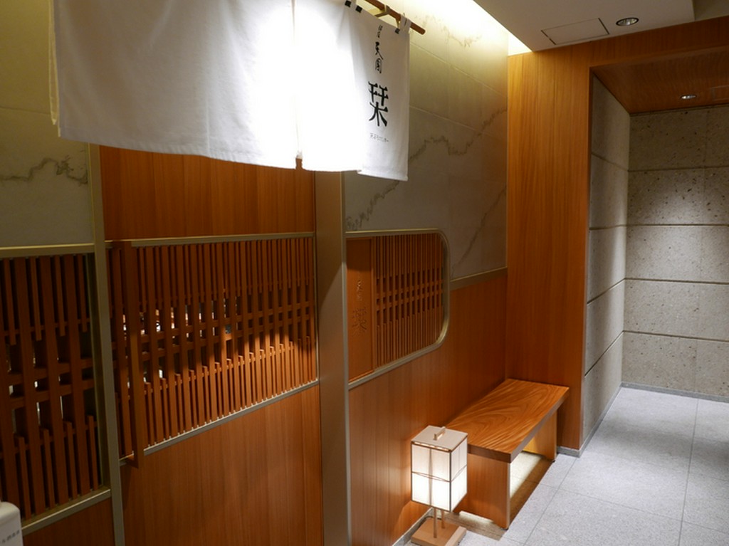 木の温もり、揚げたての天ぷら。静かな口福感に包まれて…