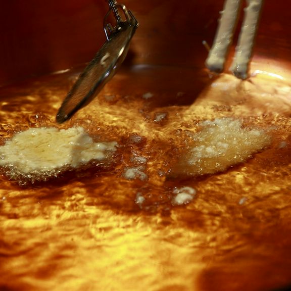 油が弾ける心地よい音、こうばしい香りに食欲をそそられる