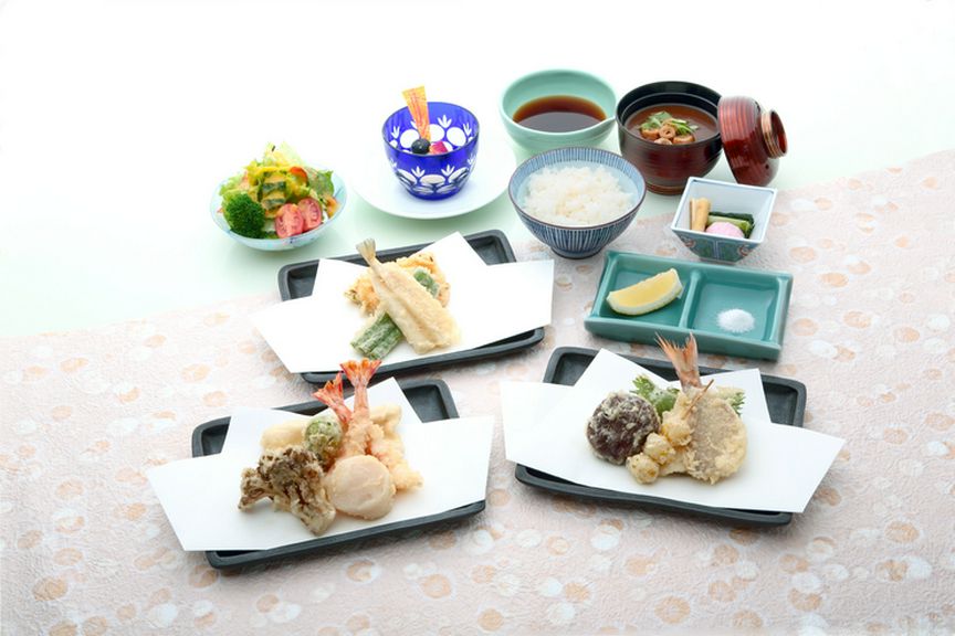 天ぷらは13点と充実。お昼限定のお得なメニュー『ランチコース「桜」』