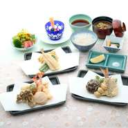 天ぷら、サラダ、食事にデザートもついており、昼から満足できること請け合いのコースメニューとなっています。ランチタイムを、優雅に楽しみたいときには最適。