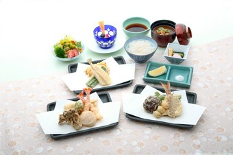 天ぷらは13点と充実。お昼限定のお得なメニュー『ランチコース「桜」』