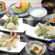 メインとなる天ぷらの他、突き出し、箸休めとしても最適な日本料理が含まれます。締めには「小さな天丼」と、さっぱり食べられる「天ぷら茶漬け」から選択可能。