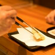 コースの最初に提供されます。口に入れた瞬間、意外なほど甘い海老の旨みに驚かれることも…。少しでも揚げ時間が長いと身が固くなり、短いと甘みが引き出されず、絶妙な見極めが必要な一品です。
