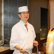 「ベストな状態の天ぷらをお出しすることを第一とし、こちらからは過度に話しかけず、お客様からお声かけいただいた際にお話します」と、料理人談。心地よい食事の場となることを、望んでいます。