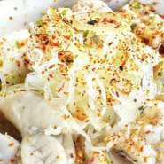 国産の牛もつをたっぷりと使用し、鰹と昆布出汁をベースにしたスープで、豆腐と一緒にじっくりと時間をかけて煮込んでいます。旨味が凝縮したでき立てアツアツの一皿を、キンキンに冷えたビールとともにどうぞ！