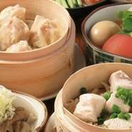 名物塩煮込みに加え、鶏焼売、蒸し物、揚げ物などお料理もパワーアップしております！