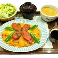 ・日替わりパスタ
・サラダ
・スープ
・デザート
・コスタコーヒー ( アイス・ホット )<+100円で他のコーヒーに変更出来ます。>