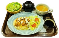 ニューヨークの定番ランチとして親しまれていますが、実はトルコ料理が発祥。ご飯の上にチキンを載せ、バターライスの上にチキンやサラダなどをのせ、チリソースやホワイロソースをかけるのが基本形。

大盛り+100円