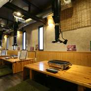 落ち着いた雰囲気の店内に、小上がりの掘りごたつが4卓。足を伸ばしてゆったりと座れ、テーブルを繋げれば大人数でもOKです。焼き台はスリットが入った厚めの鉄板で、熱が伝わりやすくしっかり焼けるつくりです。