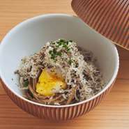稲葉氏の名刺代わりの一品とも言えるトリュフ蕎麦。日本蕎麦とポーチドエッグにしたうずらの卵、細かく削ったトリュフをよく混ぜていただくと、口の中に充満したトリュフの香りが鼻に抜け、多幸感に包まれます。