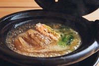 フカヒレを、鶏白湯と毛ガニで取っただし、蛤で取っただしと合わせた旨みたっぷりのスープでいただく一品。京都の黒七味が全体を上手くまとめており、食べる手が止まらなくなります。熱燗とのマリアージュをぜひ！
