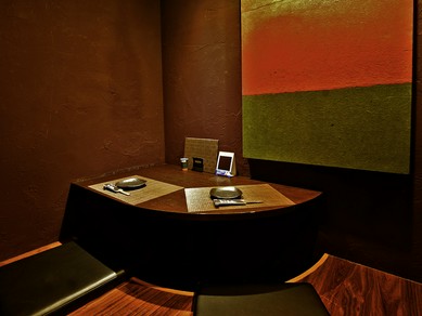 プライベート空間で食事を楽しめる個室も完備