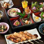 和と洋の要素を織り交ぜた料理を展開。コースでは、豊かな食材で四季の移ろいを表現しています。看板メニューは、炭火の匂いを纏った『焼鳥』。鶏肉本来の持ち味を最大限に引き出す店主の技がおいしさの秘訣です。