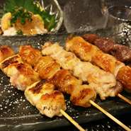 山梨県産の「甲州信玄鶏」を使用。手刺しで丁寧に仕込み、備長炭で焼き上げています。肉を知り尽くした料理人ならではの技を感じるおいしさ。自家製塩かタレでシンプルにいただいて。