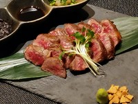 みんな大好きなステーキを食べやすくカットして3種の自家製ソースにつけてお召し上がりください。